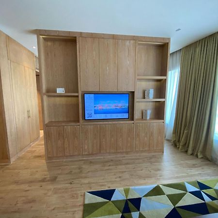 The Bentley Luxury Hotel & Suites 도하 외부 사진 A television in a hotel room