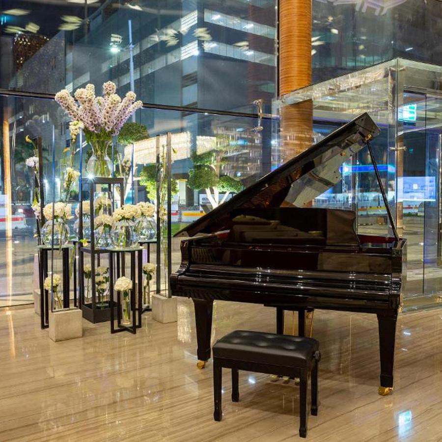 The Bentley Luxury Hotel & Suites 도하 외부 사진 Piano in the lobby