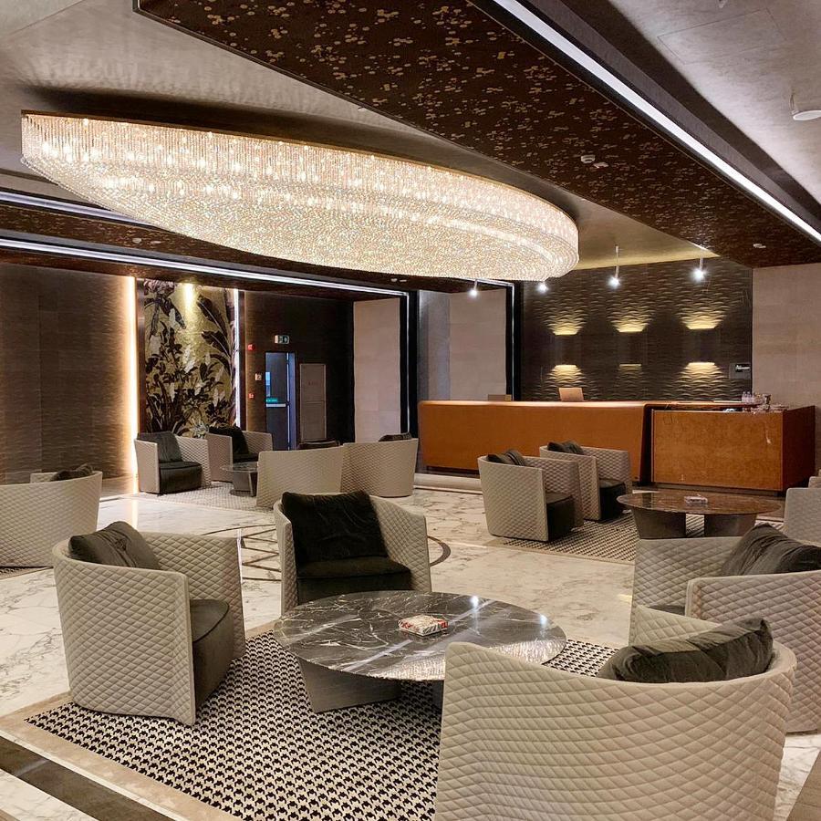 The Bentley Luxury Hotel & Suites 도하 외부 사진 The lounge at the airport