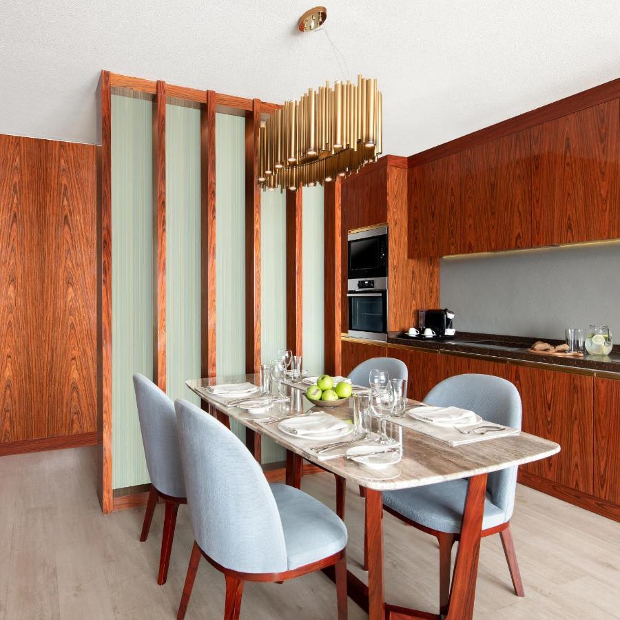 The Bentley Luxury Hotel & Suites 도하 외부 사진 A kitchen in a private house