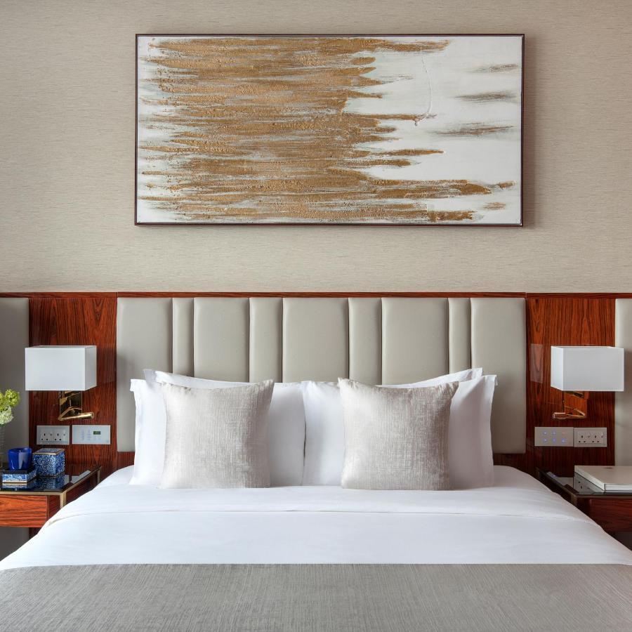The Bentley Luxury Hotel & Suites 도하 외부 사진 A bedroom at the hotel