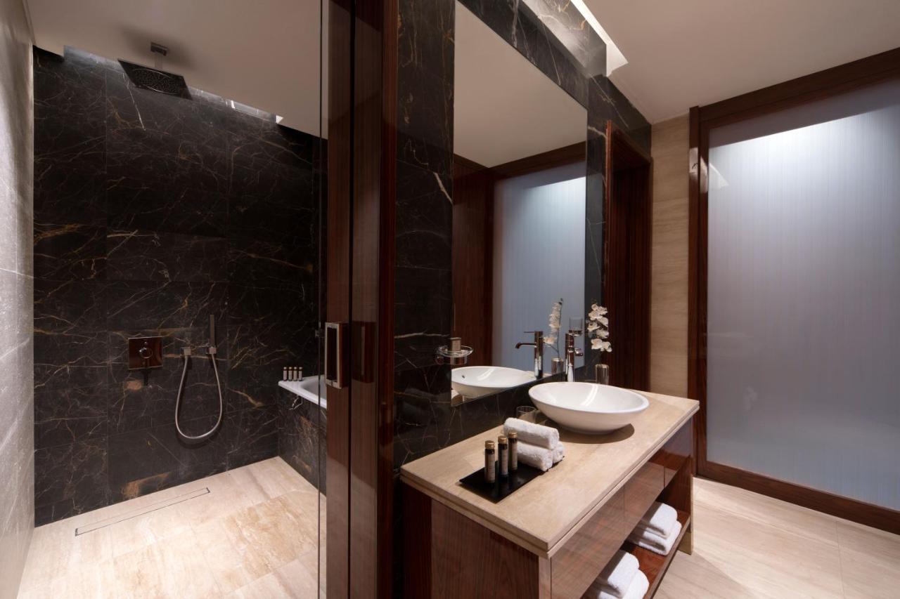 The Bentley Luxury Hotel & Suites 도하 외부 사진 Bathroom