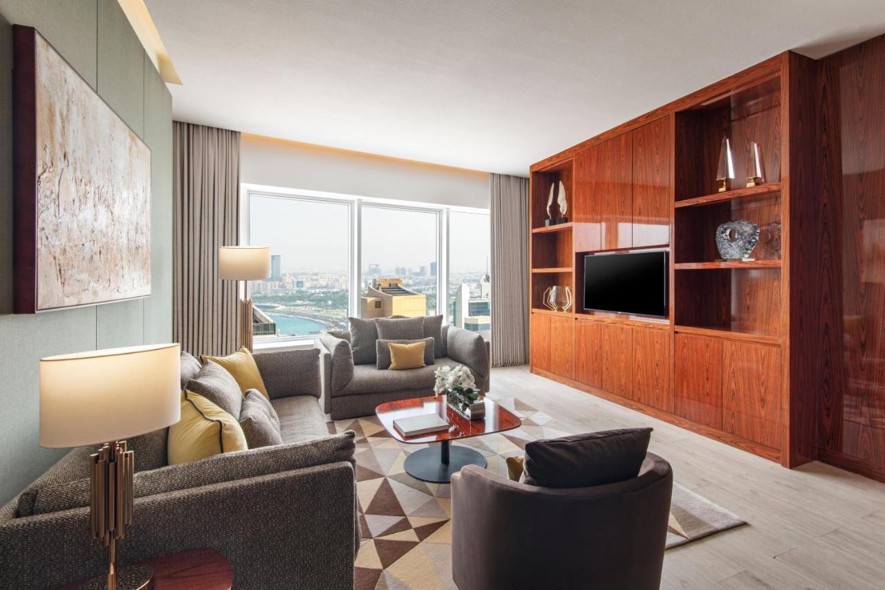 The Bentley Luxury Hotel & Suites 도하 외부 사진 A living room at the hotel