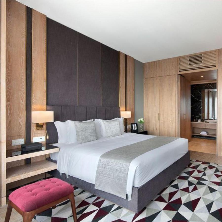 The Bentley Luxury Hotel & Suites 도하 외부 사진 A bedroom at the hotel