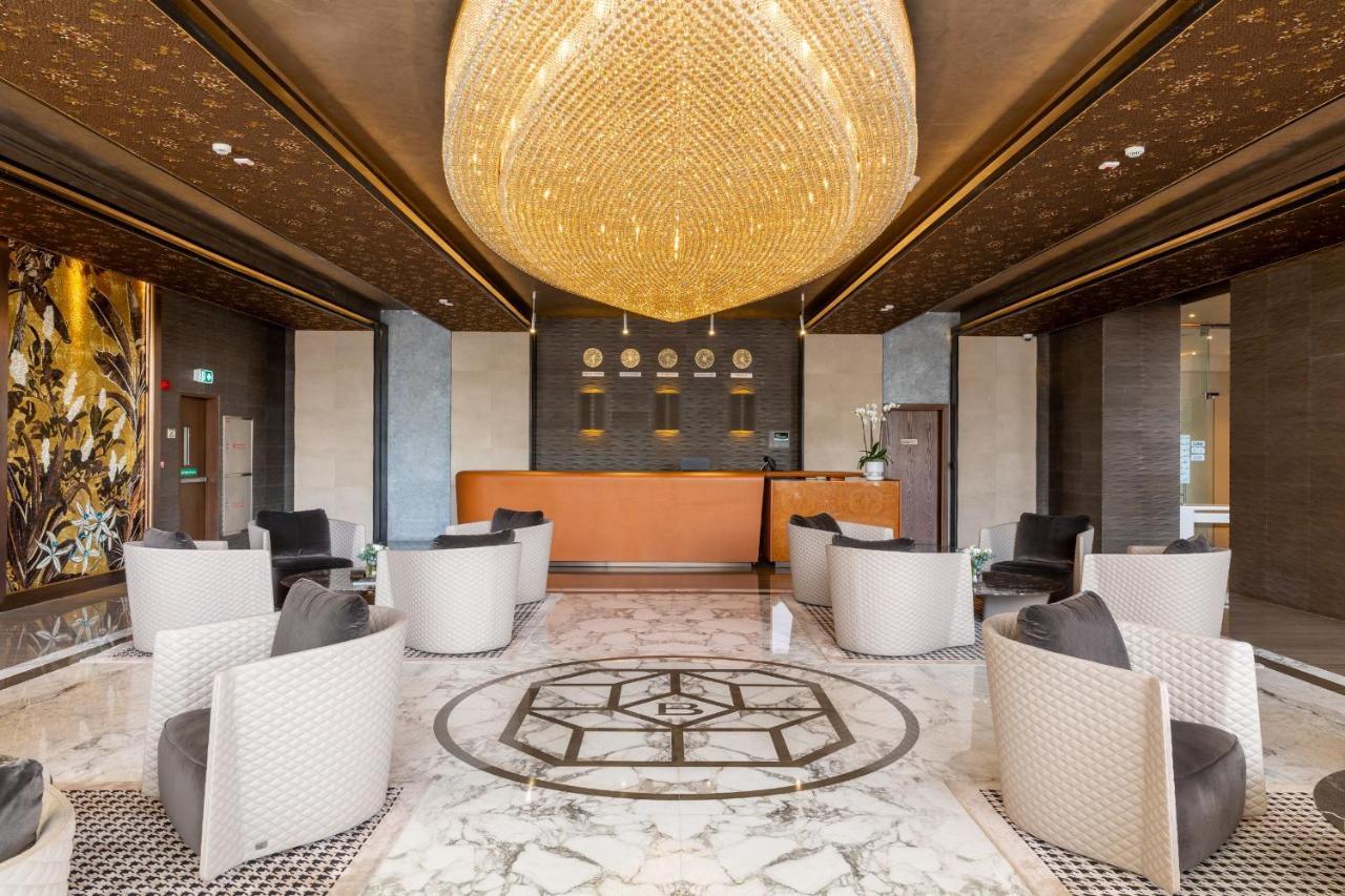The Bentley Luxury Hotel & Suites 도하 외부 사진 The lobby of the hotel