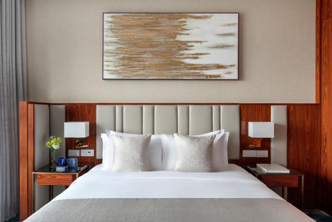 The Bentley Luxury Hotel & Suites 도하 외부 사진 A bedroom at the hotel