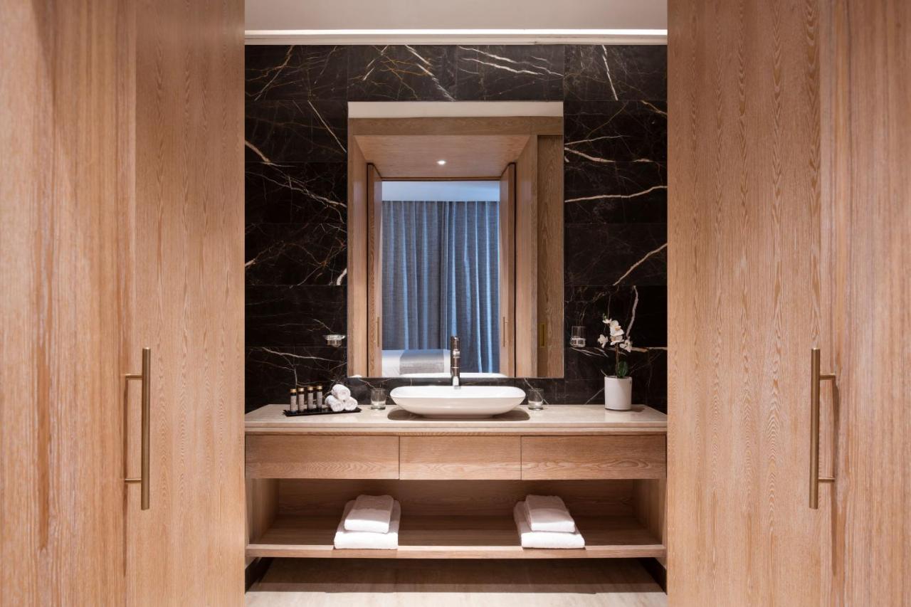 The Bentley Luxury Hotel & Suites 도하 외부 사진 Bathroom