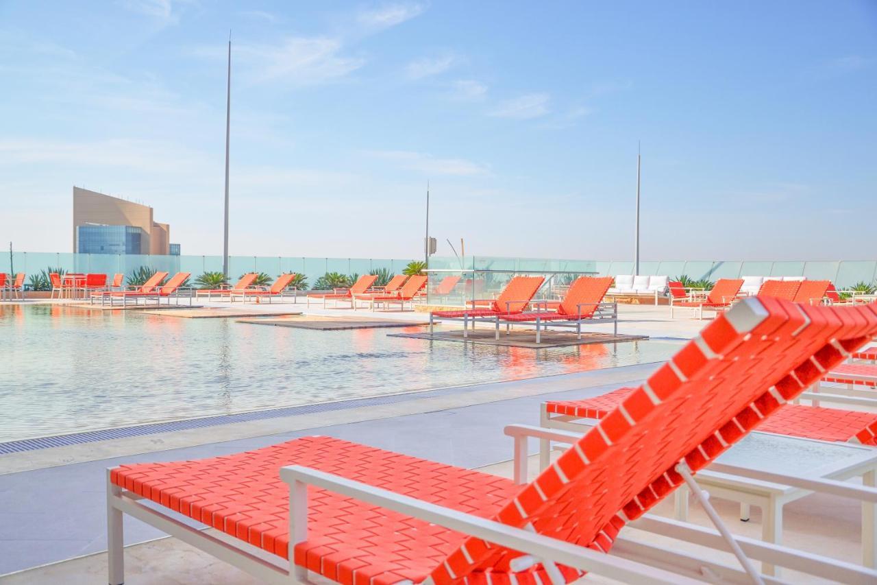 The Bentley Luxury Hotel & Suites 도하 외부 사진 The rooftop pool at the hotel
