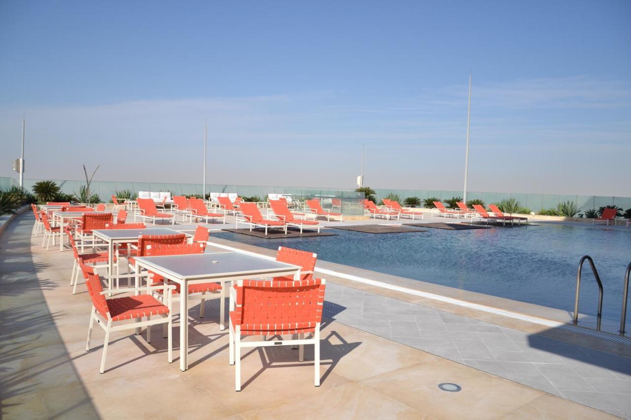 The Bentley Luxury Hotel & Suites 도하 외부 사진 The pool at the Marina Bay Sands
