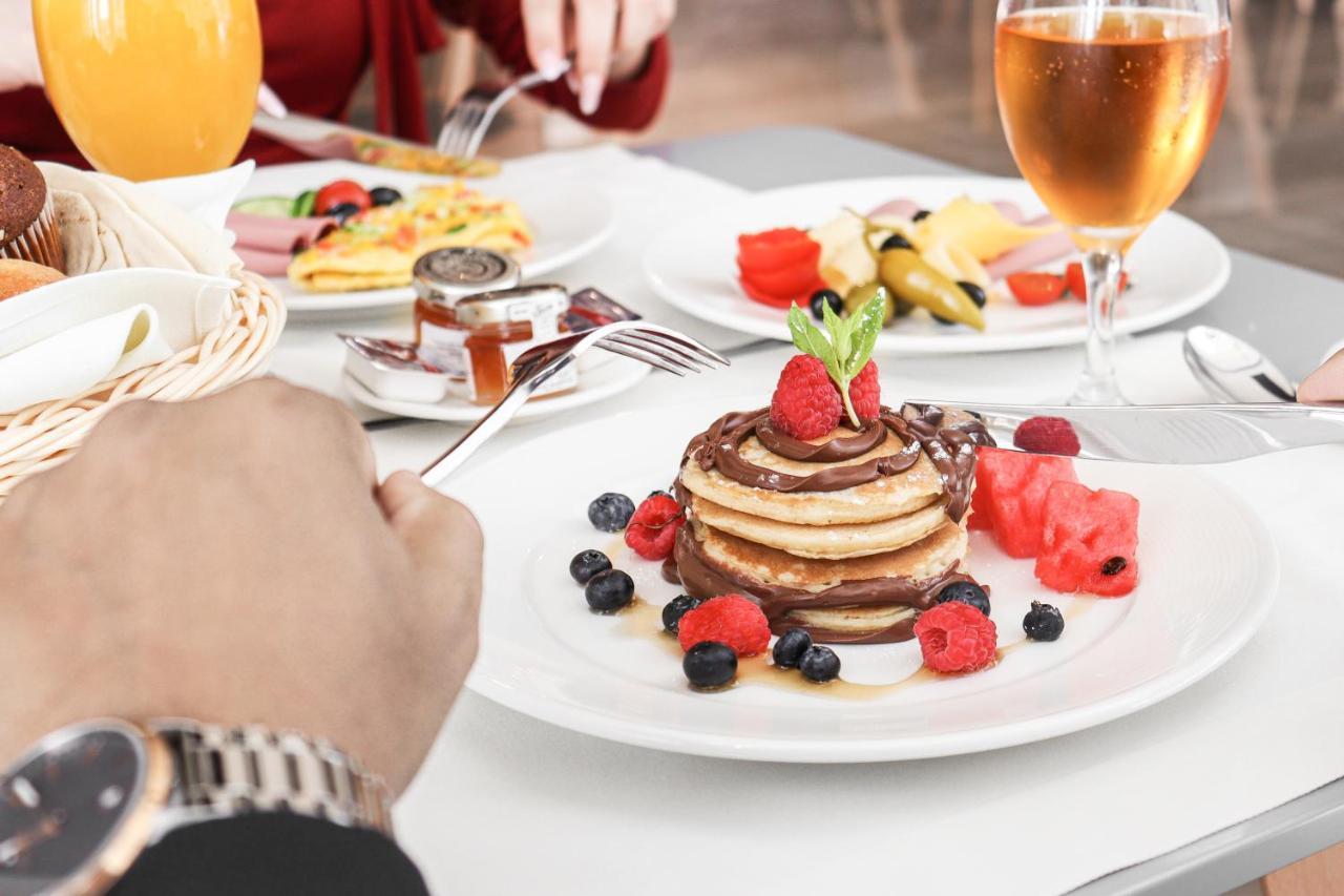 The Bentley Luxury Hotel & Suites 도하 외부 사진 A stack of pancakes with fruit