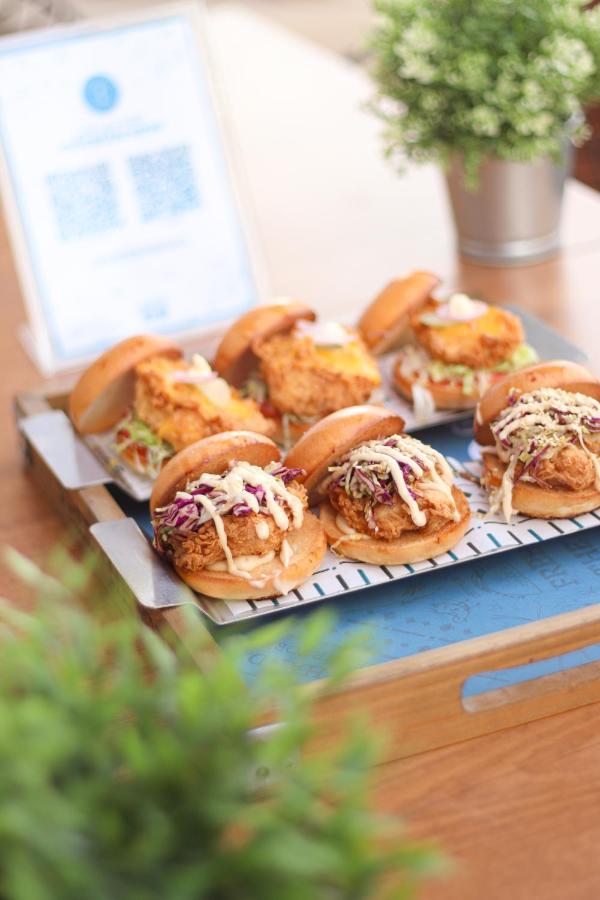The Bentley Luxury Hotel & Suites 도하 외부 사진 A selection of sliders