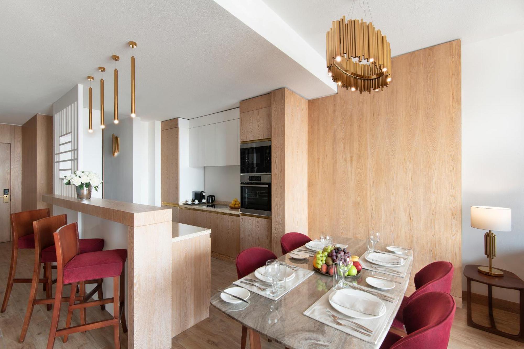 The Bentley Luxury Hotel & Suites 도하 외부 사진 A kitchen and dining room in a typical apartment