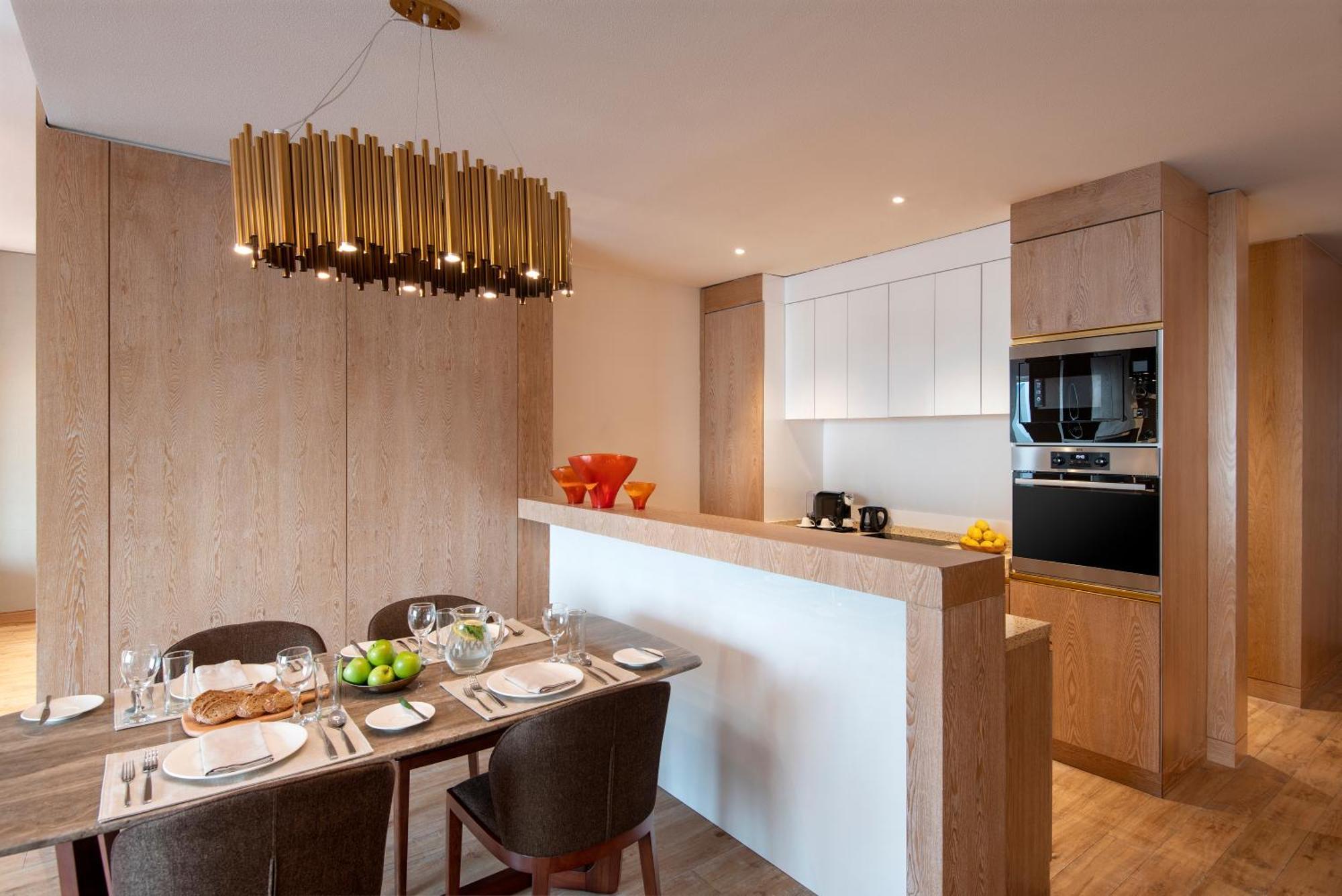 The Bentley Luxury Hotel & Suites 도하 외부 사진 A kitchen in a typical apartment