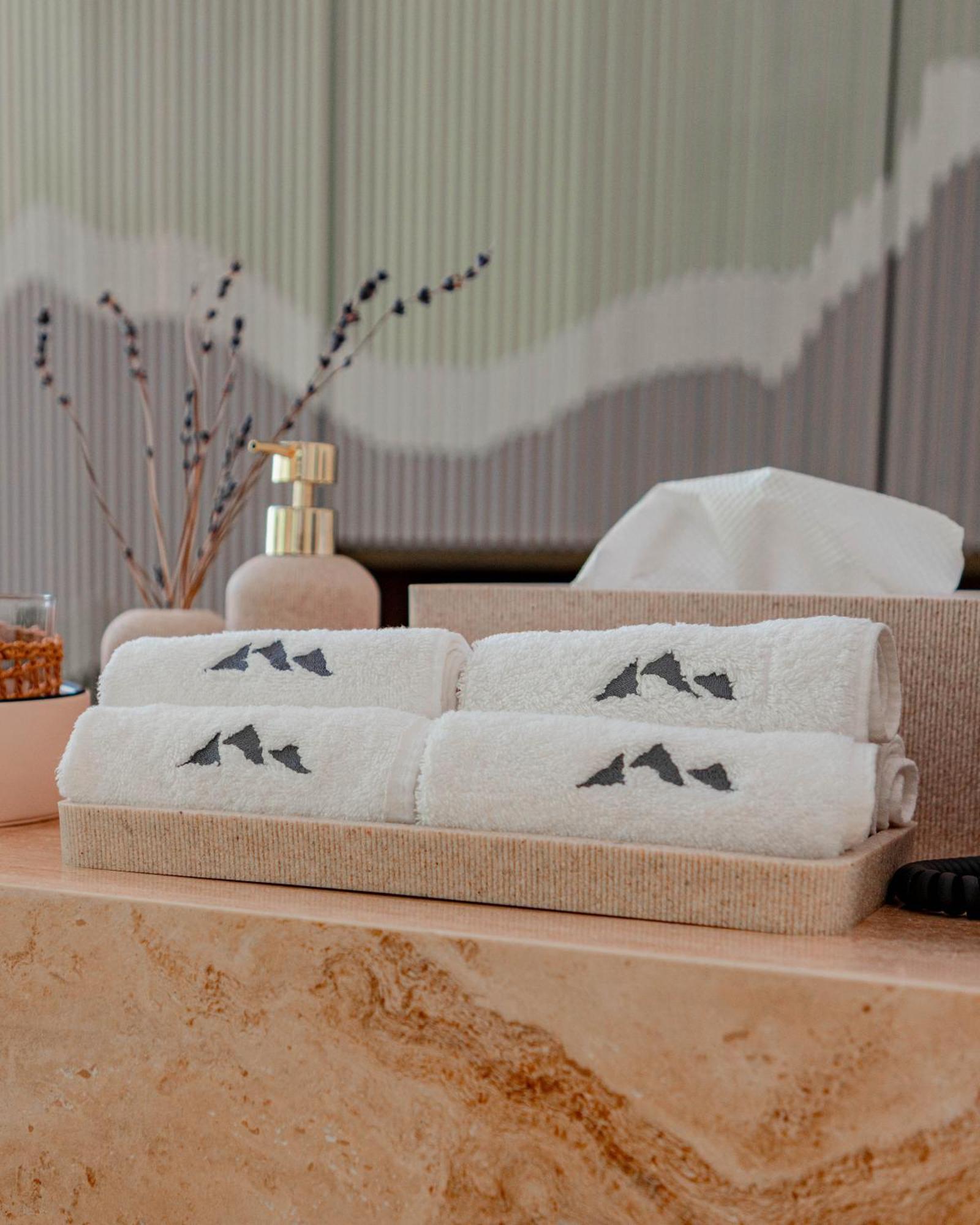 The Bentley Luxury Hotel & Suites 도하 외부 사진 Towels