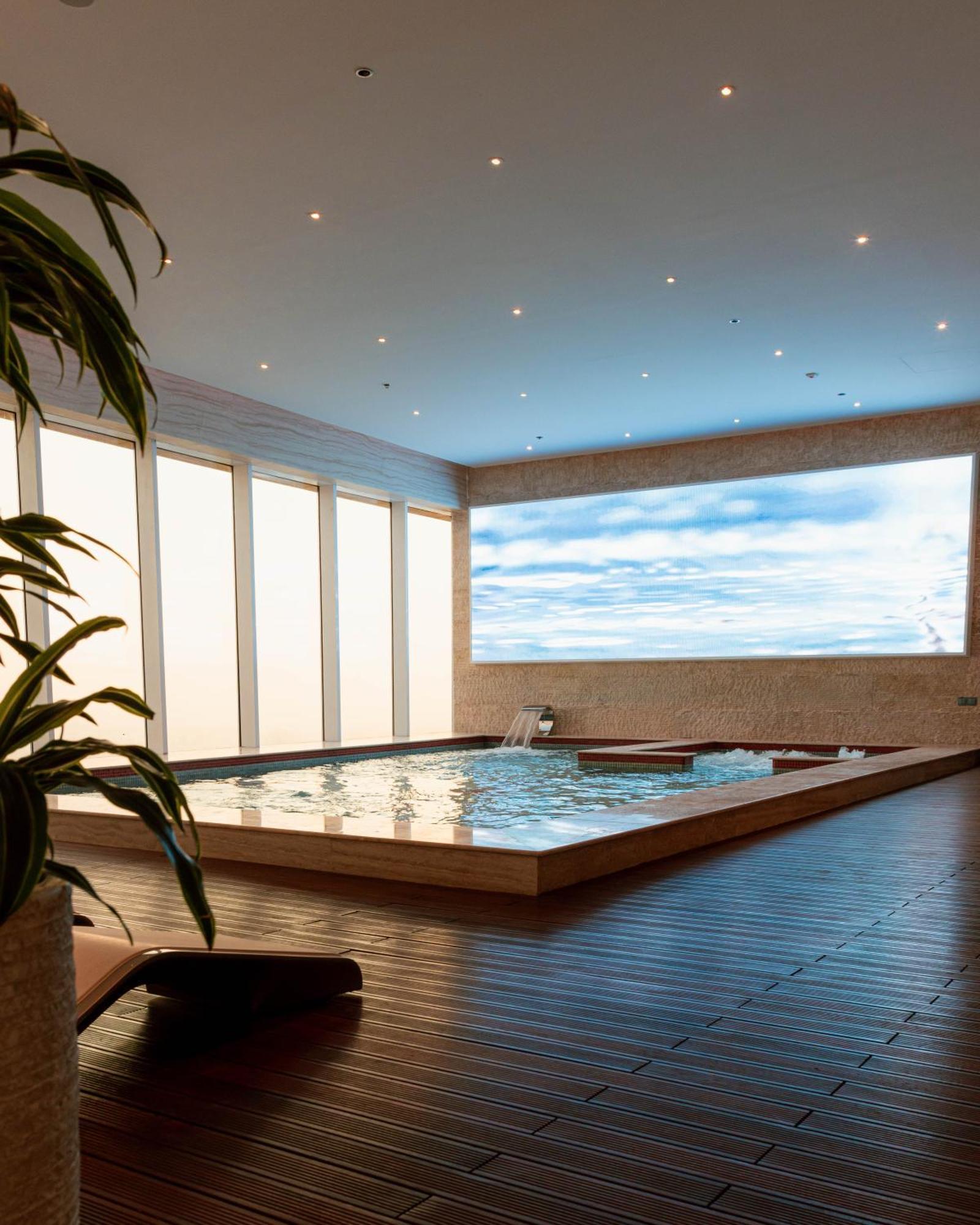 The Bentley Luxury Hotel & Suites 도하 외부 사진 A swimming pool with a translucent ceiling