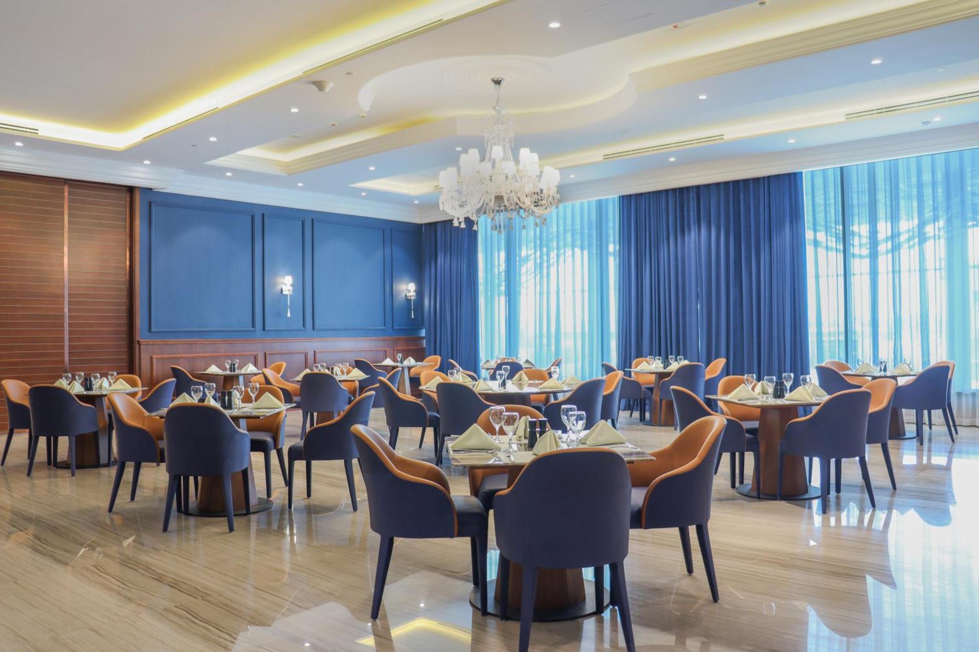 The Bentley Luxury Hotel & Suites 도하 외부 사진 The restaurant