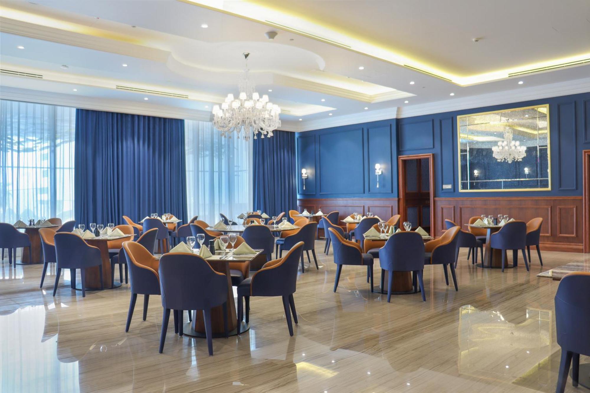 The Bentley Luxury Hotel & Suites 도하 외부 사진 The restaurant at the hotel