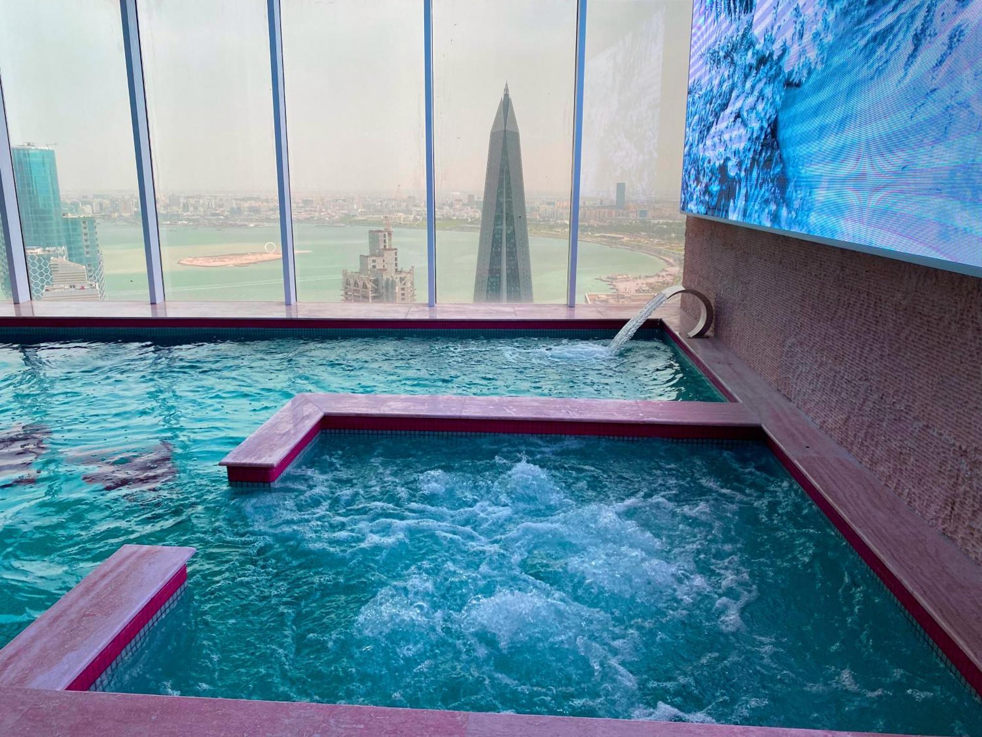 The Bentley Luxury Hotel & Suites 도하 외부 사진 The swimming pool at the Ritz-Carlton, Riyadh