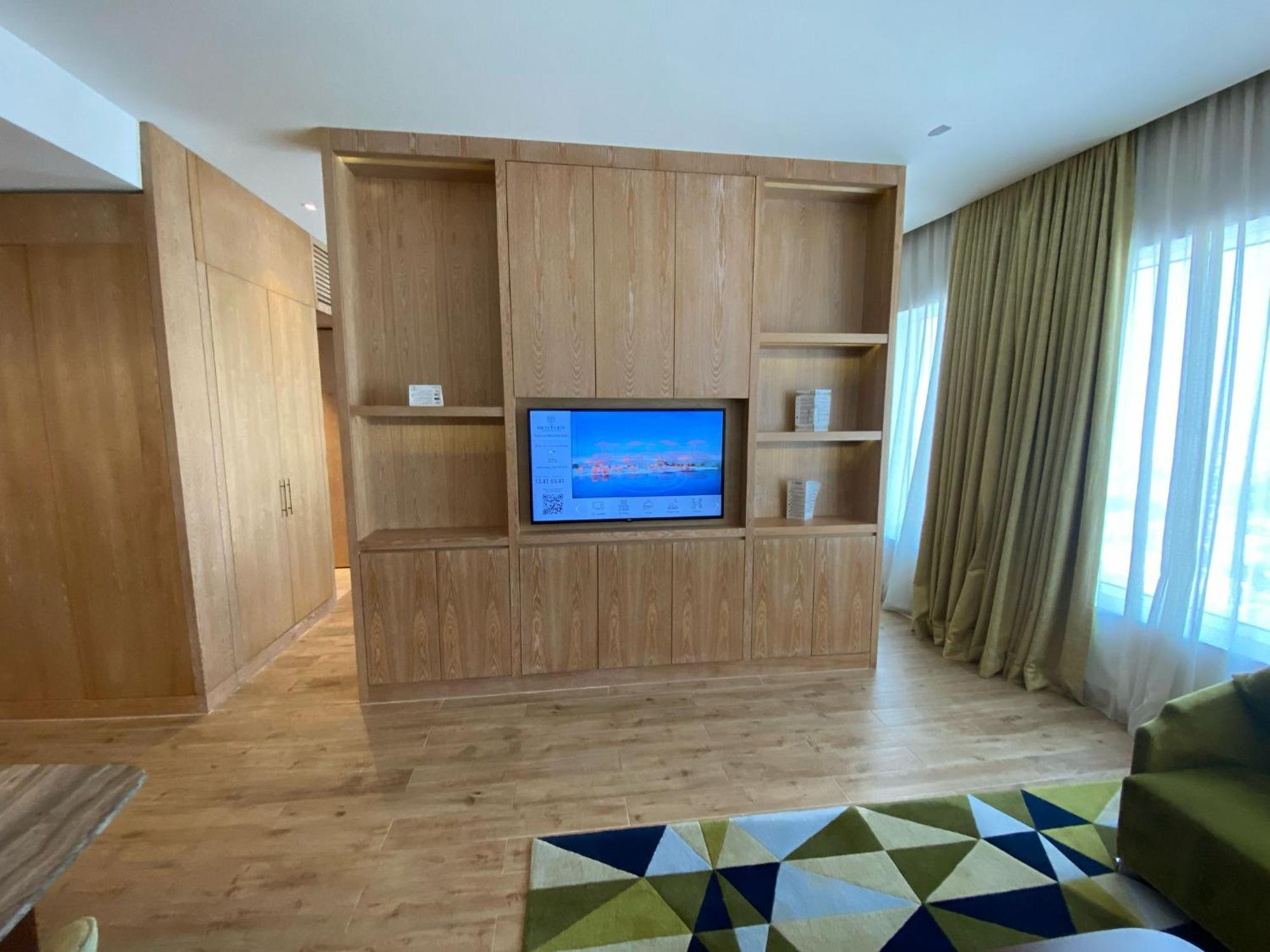 The Bentley Luxury Hotel & Suites 도하 외부 사진 A television in a hotel room